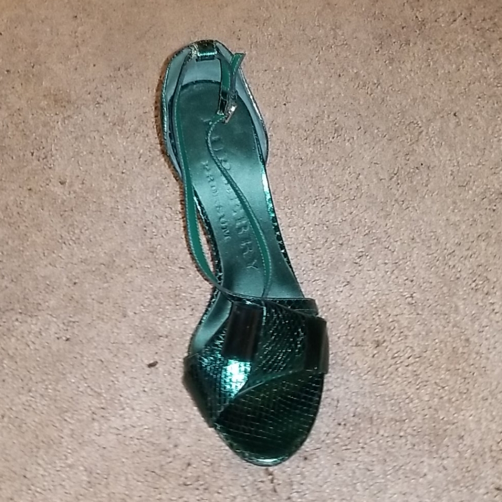 Reposting!! Beautiful metallic green heels